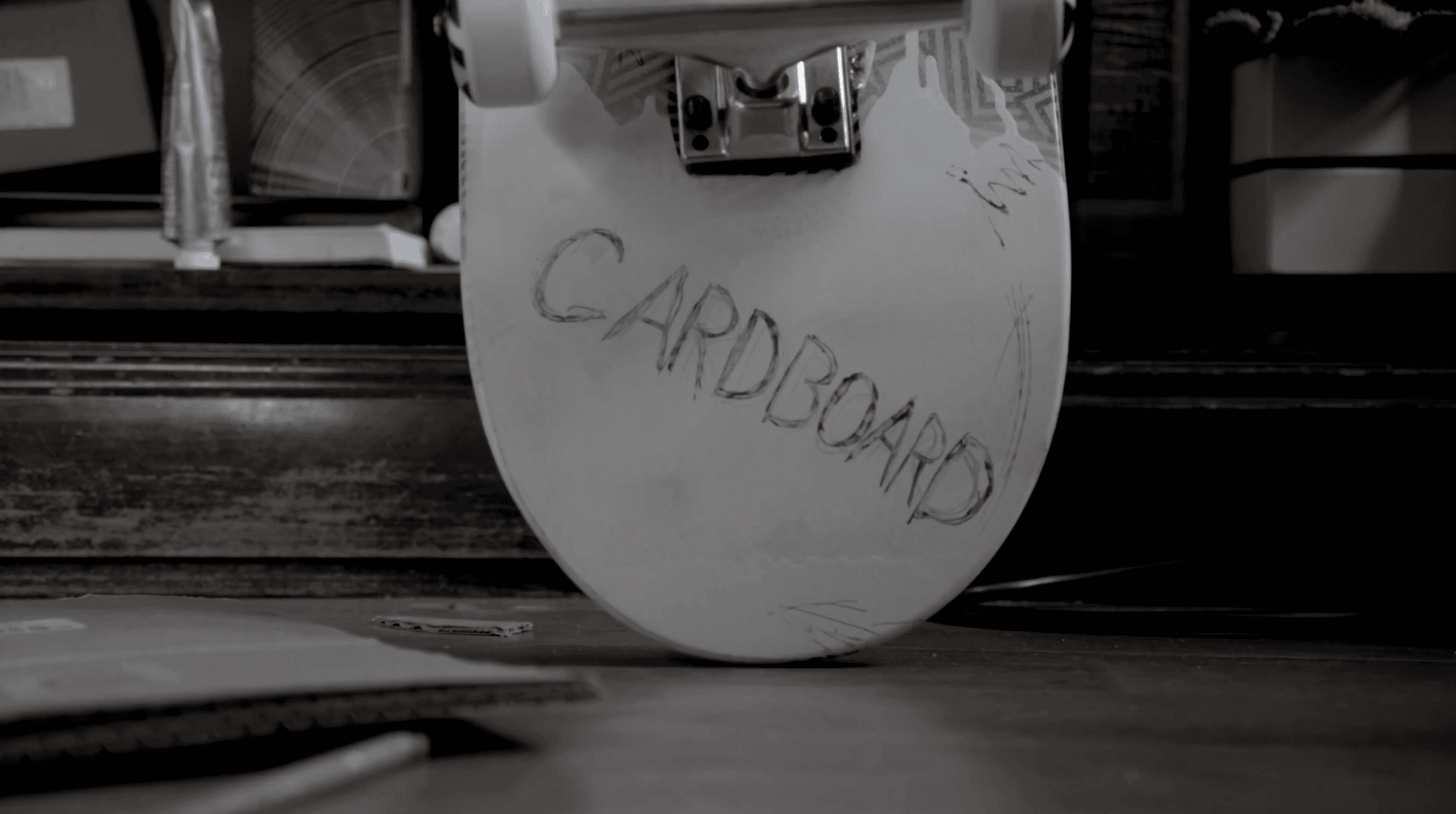 Prancha com a palavra Cardboard escrita à mão sobre a mesa