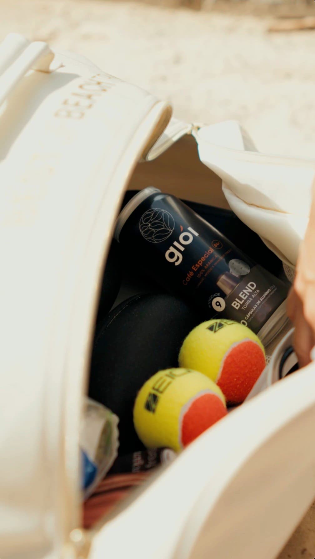 Lata da Giói e bolas de beach tennis dentro do cooler