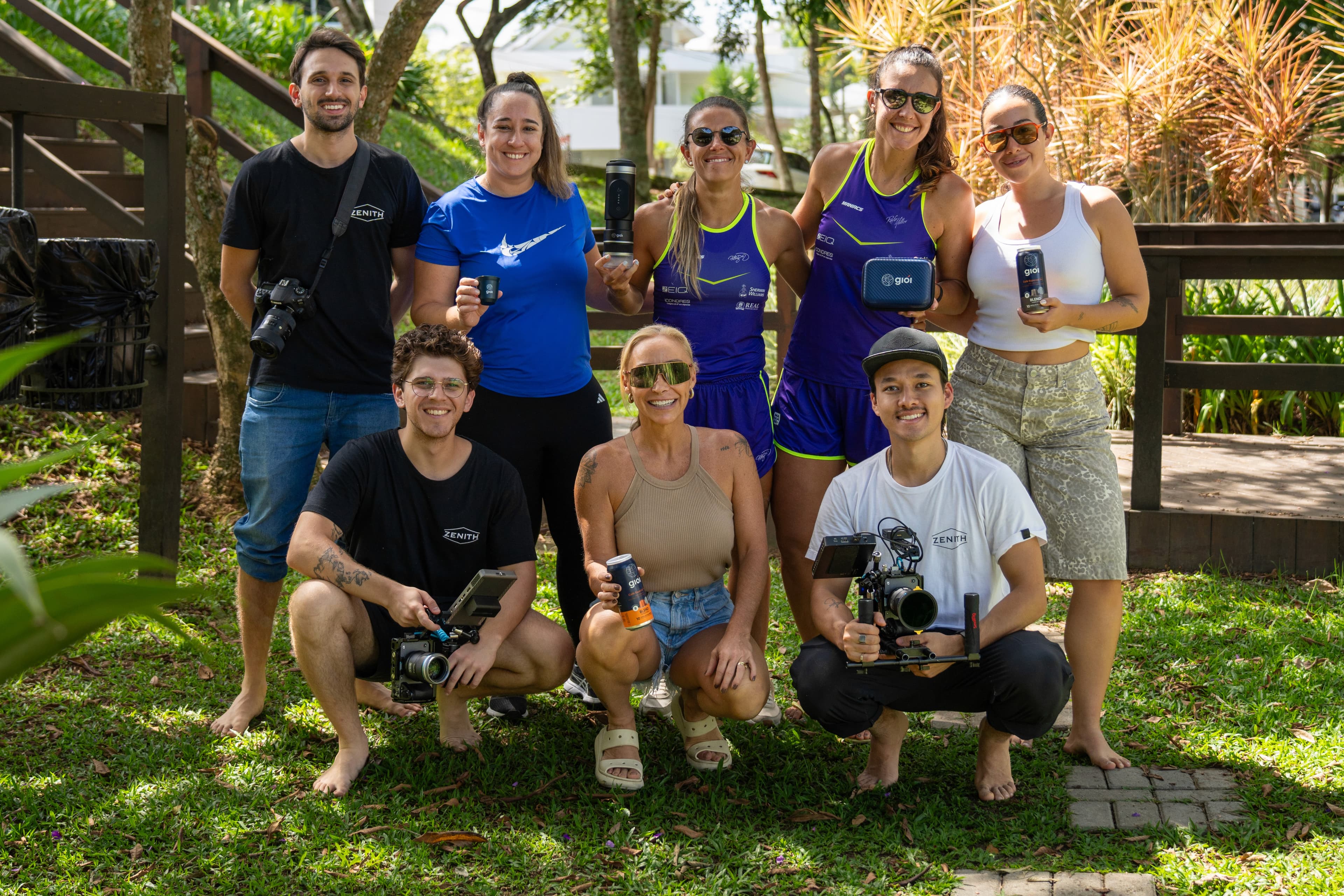 Foto do time de produção com as atletas depois da captação